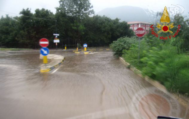 Maltempo, la strada si trasforma in un torrente: auto bloccate