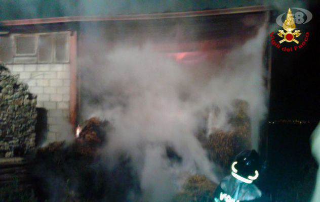 Bonito, capannone in fiamme: 10 ore per domare l'incendio