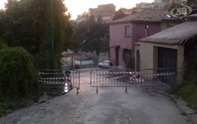 Ariano, frana un costone in via Covotti/VIDEO. Comune costretto a chiudere la strada