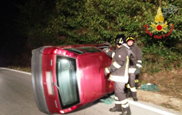 Auto sbanda e si ribalta, 40enne salvato dai Vigili del Fuoco