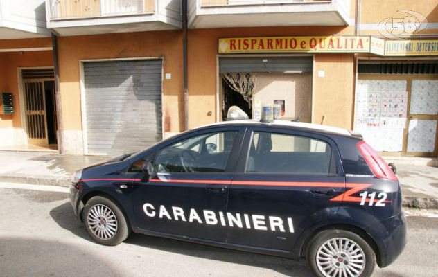 Notte di follia: pregiudicato dà fuoco a bar, minimarket e alimentari