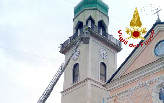 Nubifragio sull'Irpinia: a Sant'Angelo all'Esca calcinacci dal Campanile/FOTO. Allagamenti e detriti
