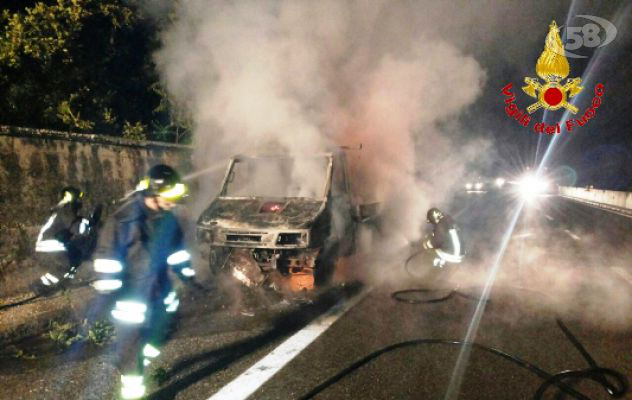 Tir avvolto dalle fiamme sulla A16, autista salvo