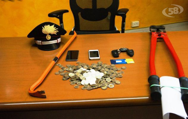 Ladri scappano a piedi: nell'auto rubata, soldi e iphone6