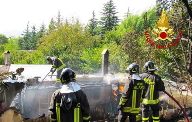Avellino, fiamme in un deposito: danni ad un'abitazione