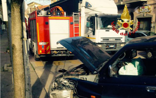 Fuoristrada sbanda e finisce contro un palo