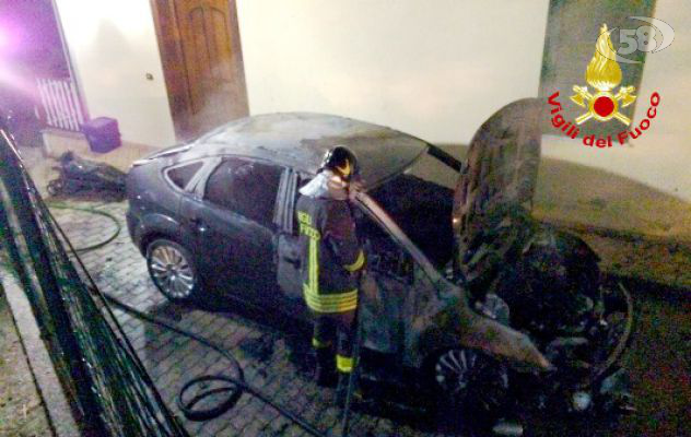 Avellino, auto in fiamme in contrada Bosco dei Preti