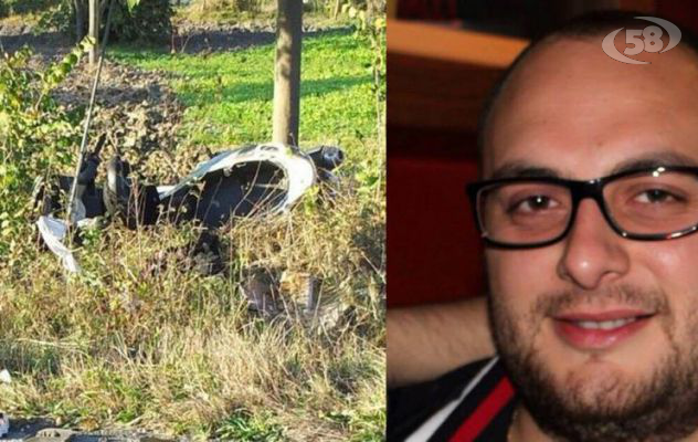 Bonito, Paolo in spalla agli amici per l'ultimo viaggio: chiesa gremita/VIDEO