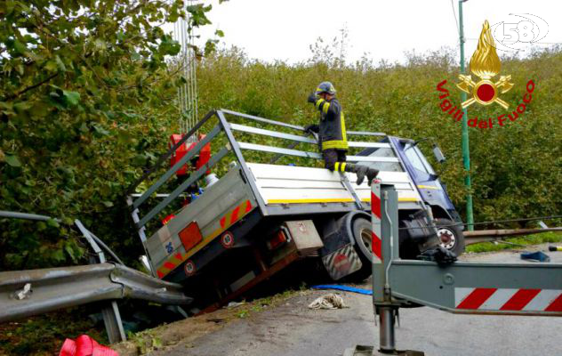 Autocarro con bombole Gpl sbanda e finisce fuori strada