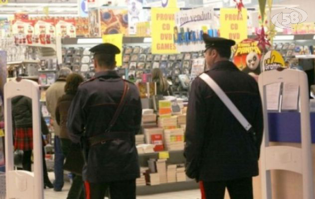 Rubano soldi dalla cassa: i Carabinieri fermano due persone