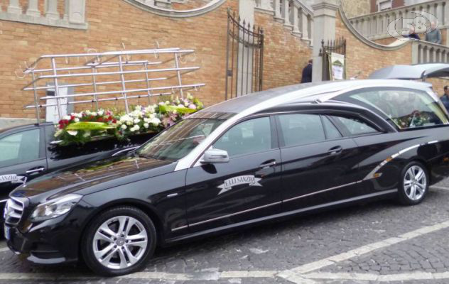 Ariano abbraccia Marco. Chiesa gremita per l'ultimo saluto/VIDEO