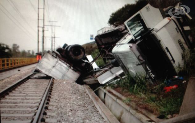 Strage sfiorata a Bovino, tir finisce sui binari/VIDEO