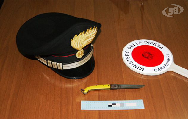 Minaccia ambulante con una mazza: Carabinieri denunciano 74enne