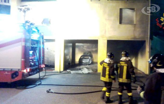 Solofra, fiamme avvolgono auto. Danni ad un edificio