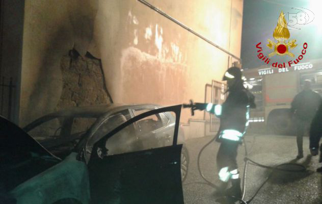 Grottaminarda, auto avvolte dalle fiamme: case danneggiate