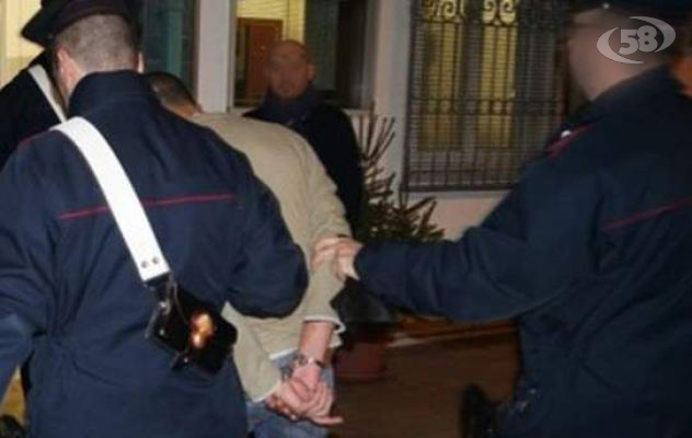 Perseguita e picchia l'amante, 43enne preso in flagrante: arrestato