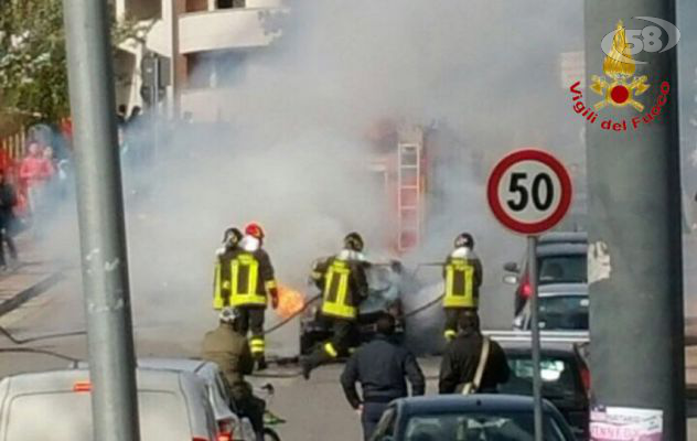Auto brucia con dentro mamma e figlio: panico in centro città