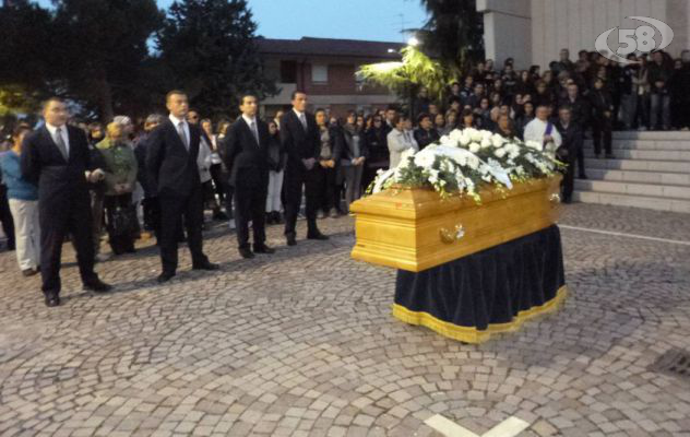 Palloncini bianchi e musica, Ariano piange Angela: folla e commozione ai funerali