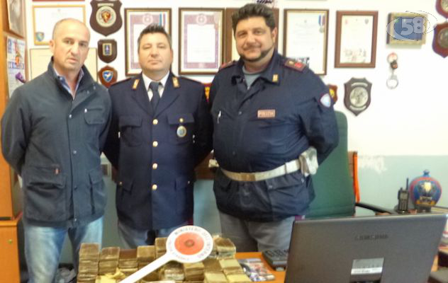Polizia Stradale di Grottaminarda becca 41enne con 25 chilogrammi di hashish: arrestato