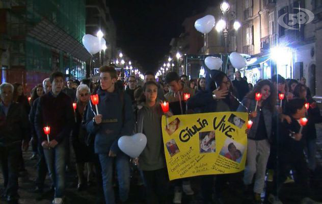 Giulia, una vita spezzata a soli 14 anni: la fiaccolata degli amici