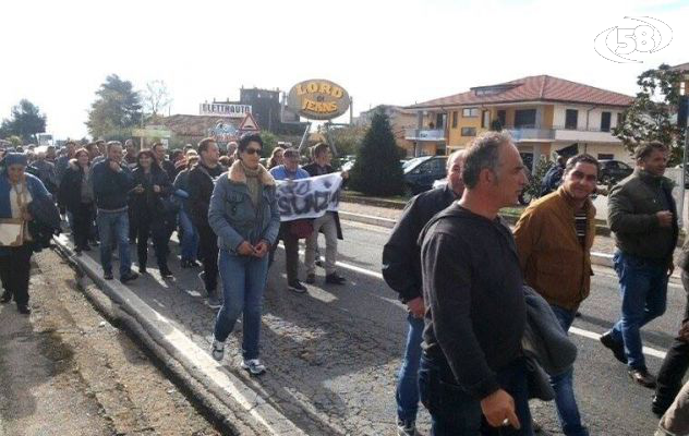 Ariano, operai della comunità montana dell'Ufita occupano la Statale 90: traffico in tilt/VIDEO