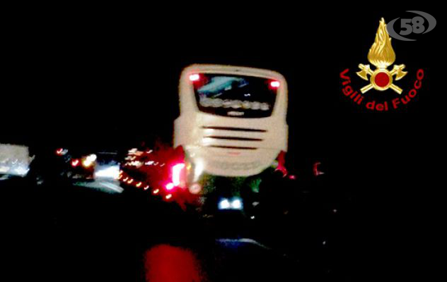 A16: scontro tra due autobus, un furgone e tre auto