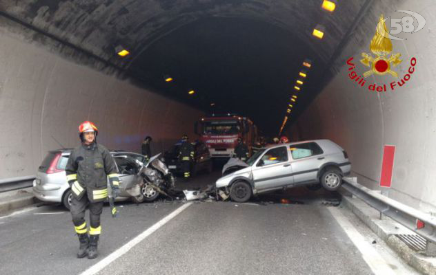 Ofantina, incidente all'ingresso della galleria: tre persone in ospedale