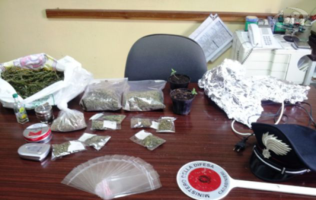 Padre e figlio trovati con 250 grammi di marijuana in casa