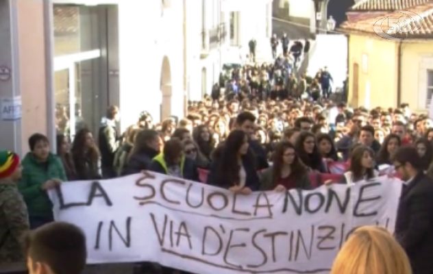 Ariano, studenti in corteo/VIDEO. Incontro con Gambacorta in Piazza Plebiscito