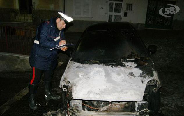 Mirabella, torna la paura: due auto distrutte nella notte. Indagini a tutto campo