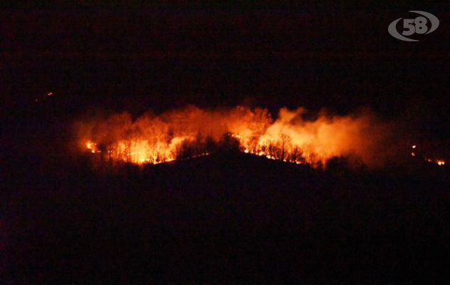 Ettari di bosco in fiamme, paura a Montevergine. Ipotesi incendio doloso