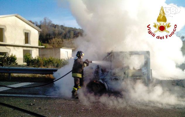 Fiamme su un furgone che trasportava auto, salvo l'autista