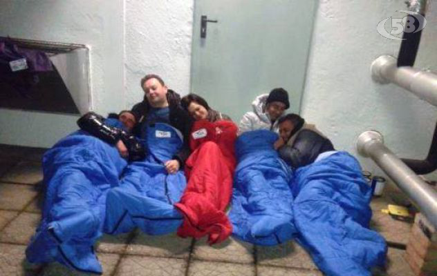 Ariano, notte sul tetto per i forestali. La protesta non si ferma/VIDEO/INTERVISTE