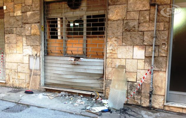 Bomba carta davanti ad un circolo: paura nella notte