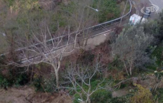 Ariano, frana un costone: traffico bloccato sulla Panoramica 