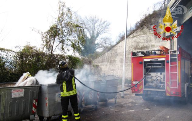 Avellino, cassonetti in fiamme in via Pennini