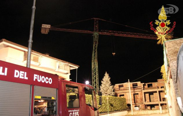 Solofra, gru si inclina per il forte vento/VIDEO. Sgomberata palazzina