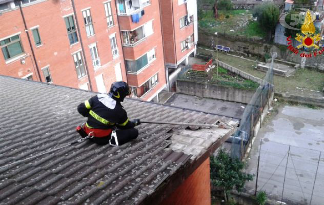 Tegole pericolanti e incendi di canne fumarie, 30 gli interventi dei Vigili del Fuoco