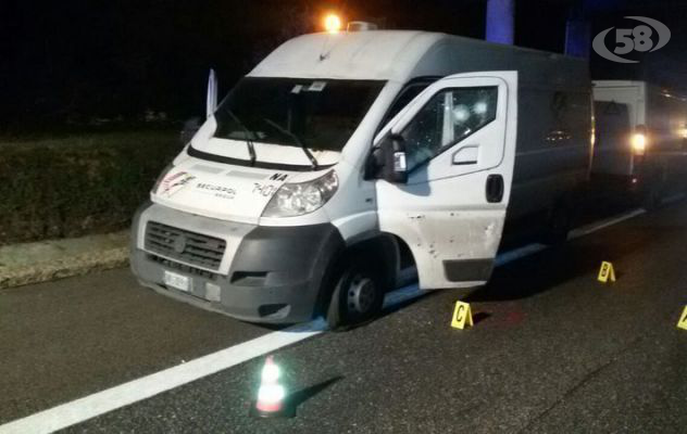 Assalto a portavalori, ferito vigilante. Sparatoria e traffico in tilt