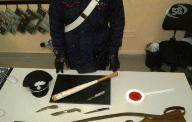 Coltelli e mazza da baseball in auto, foglio di via per tre pregiudicati