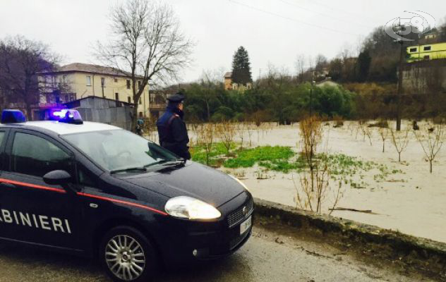 Straripa l'Avellola: strade e abitazioni sott'acqua. Evacuate tre famiglie