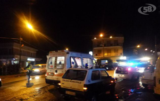 Ariano, sbanda e finisce contro auto nei pressi di un bar: 4 feriti. C'è una bambina/VIDEO