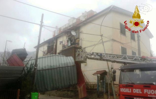 Tetto vola via per il forte vento, paura nella notte a Lauro 