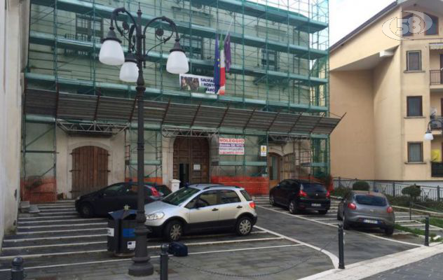 Buste paga ritoccate, doppio stipendio per i dipendenti del comune di Atripalda