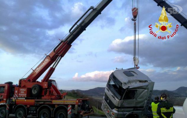 Tir pieno di cemento si ribalta e investe un'auto: un morto 