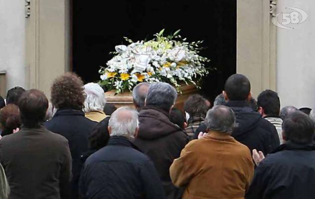 Rissa al funerale, squilibrato prende a calci la bara