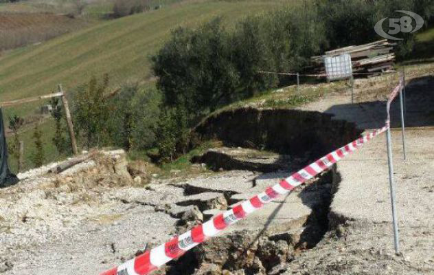 Ariano, scoppiano le tubature e la terra frana: paura ad Orneta