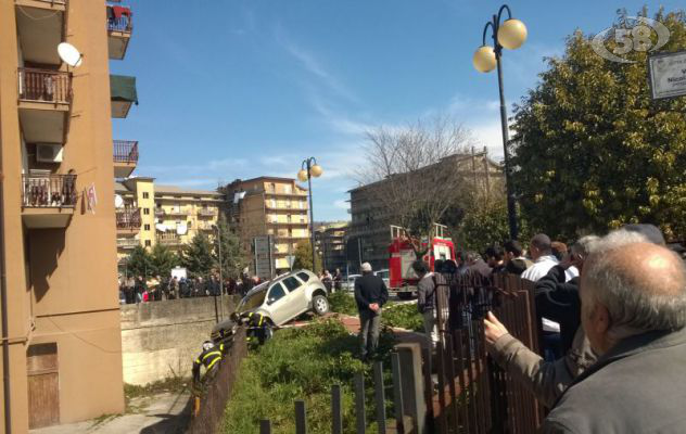 Auto fuori strada: spettacolare incidente ad Atripalda
