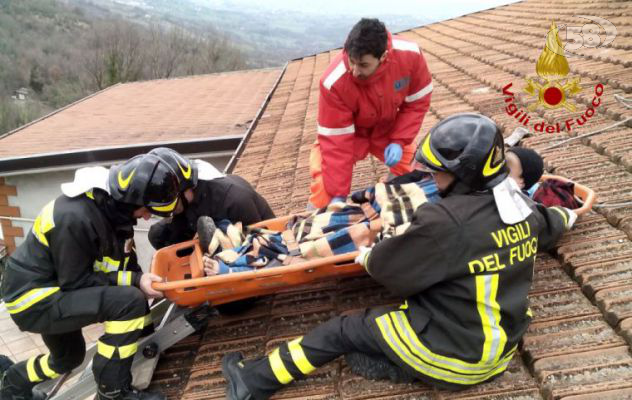 Sul tetto per sistemare le tegole, cade e si frattura gli arti inferiori