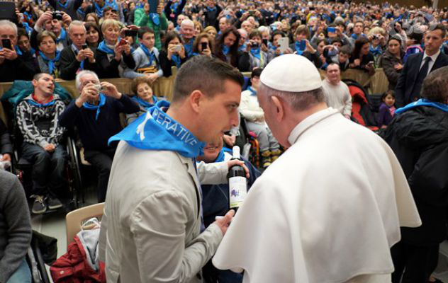 Papa Francesco beve vino irpino, la consegna da parte del "Germoglio"